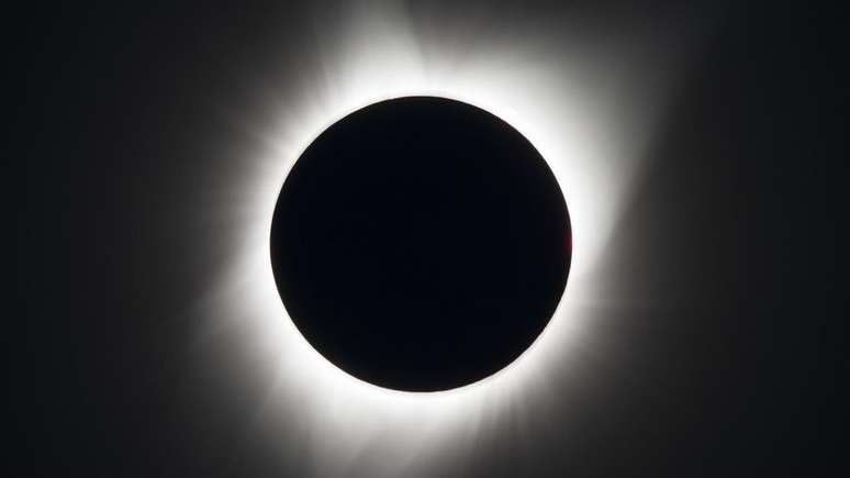A coroa solar é visível durante os eclipses solares totais (com os devidos filtros de proteção para os olhos) (Imagem: Reprodução/NASA)