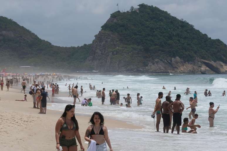 Movimentação na Praia de Copacabana, nesta terça-feira, 2 de janeiro de 2024