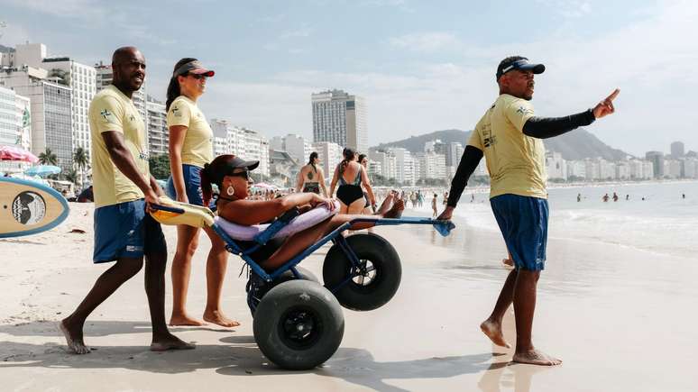 Atualmente, a falta de acessibilidade para cadeirantes impede que eles aproveitem o mar