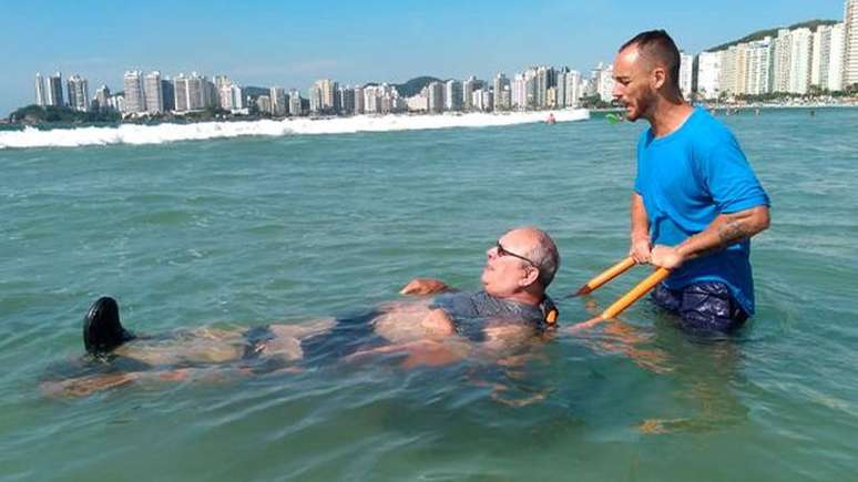 Equipe composta por 17 guarda-vidas orienta cadeirantes na praia