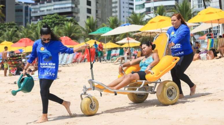 O projeto fornece cadeiras anfíbias para pessoas com deficiência