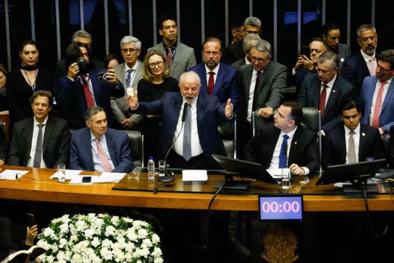 Lula discursa na cerimônia de promulgação da reforma tributária, em dezembro de 2023. Presidente deve voltar a se reunir com líderes dos demais poderes no ato Democracia Inabalada