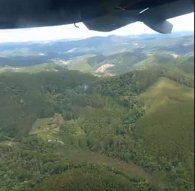 CARAGUATATUBA SP 03-01-2024 HELICOPTERO ACIDENTE BUSCAS METROPOLE As buscas ao helicóptero que desapareceu no litoral norte de São Paulo no último domingo (31) continuam e, de acordo com a Força Aérea Brasileira (FAB), desde terça-feira (2) contam com o apoio do Segundo Esquadrão do Décimo Grupo de Aviação (2º/10º GAV) - Esquadrão Pelicano, atuando com uma aeronave SC-105 Amazonas, com 15 tripulantes especializados. Ao todo, a aeronave já cumpriu 20 horas de voo na missão. O esquadrão é responsá