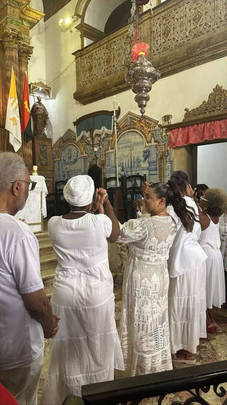 Preta Gil goes to mass in Bahia to celebrate the remission of his cancer