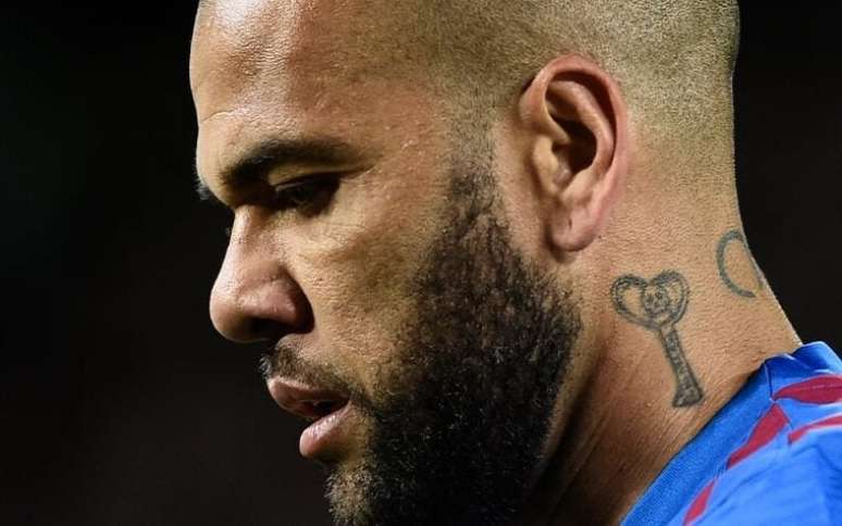 The woman accusing Daniel Alves files a complaint against the player’s mother