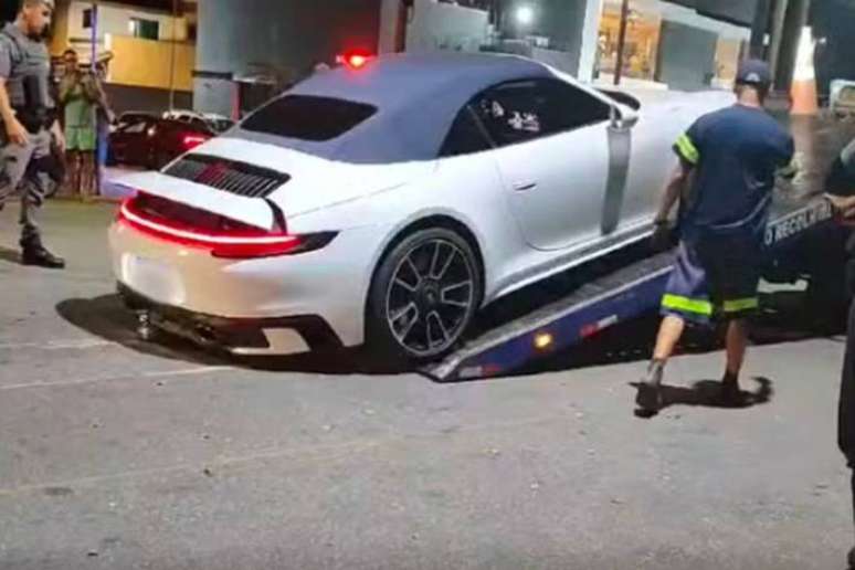 Porsche é apreendido em Peruíbe: motorista tirava racha com rapaz que dirigia um Camaro, também guinchado pela PM