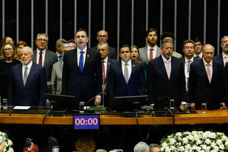 O presidente da República, Luiz Inácio Lula da Silva, ao lado do presidente do Congresso Nacional, senador Rodrigo Pacheco (PSD-MG), o presidente da Câmara, Arthur Lira (PP-AL), o vice-presidente da República, Geraldo Alckmin