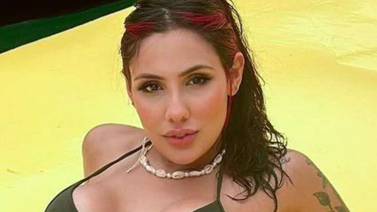 Former farm girl Alicia X chooses a thin bikini on a sunny day and attracts attention