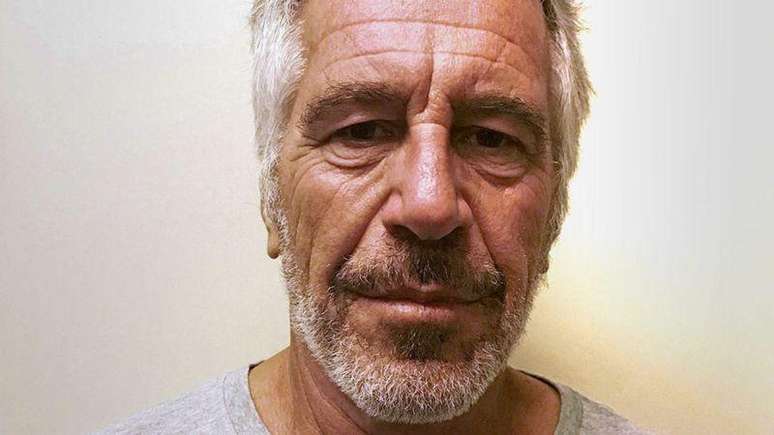 Epstein morreu na prisão após ser acusado de exploração sexual de menores