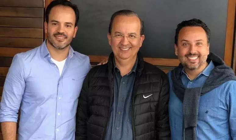 O governador de Santa Catarina, Jorginho Mello (PL, no centro), com os filhos Filipe (à direita) e Bruno (à esquerda). 