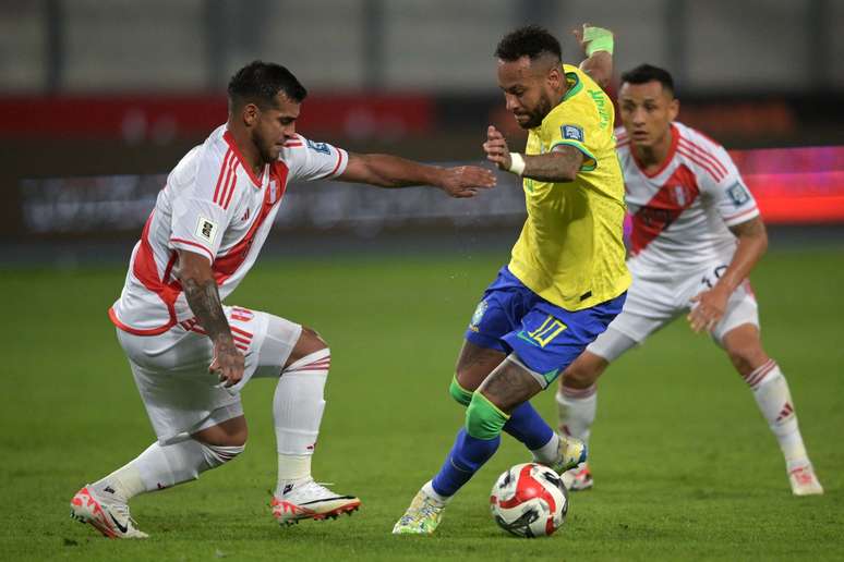 Trauco em ação no duelo de Peru x Brasil - 