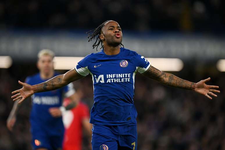 Sterling comemora gol do Chelsea 