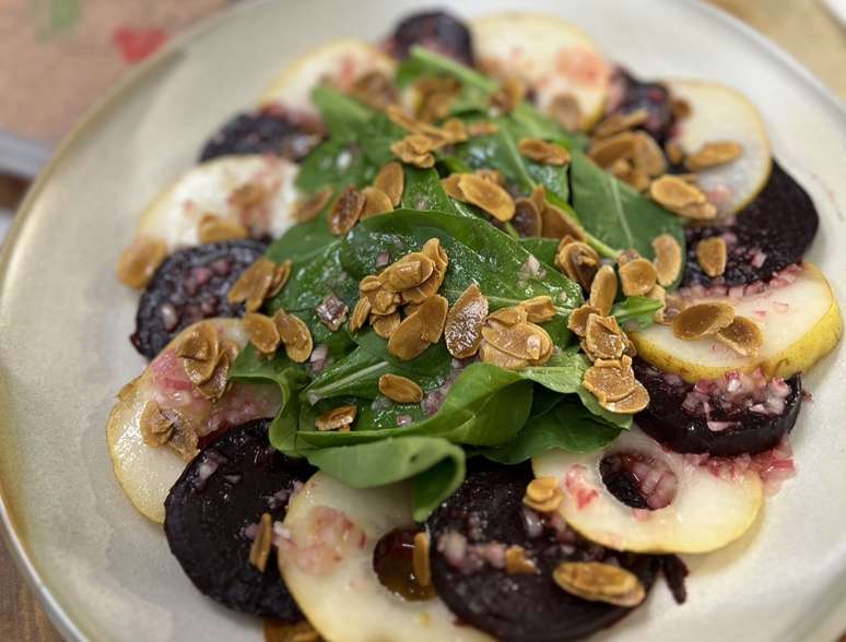 Salada de beterraba com pêra e amêndoas