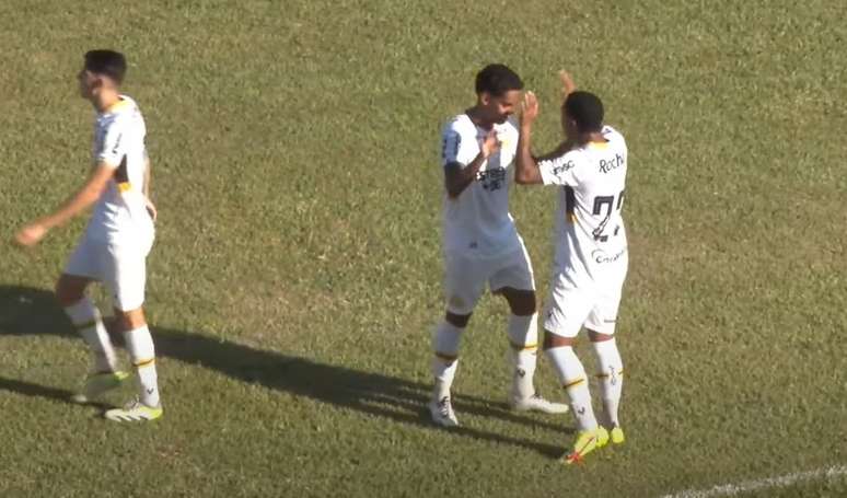 Capella comemorando com equipe após marcar seu segundo gol na partida 