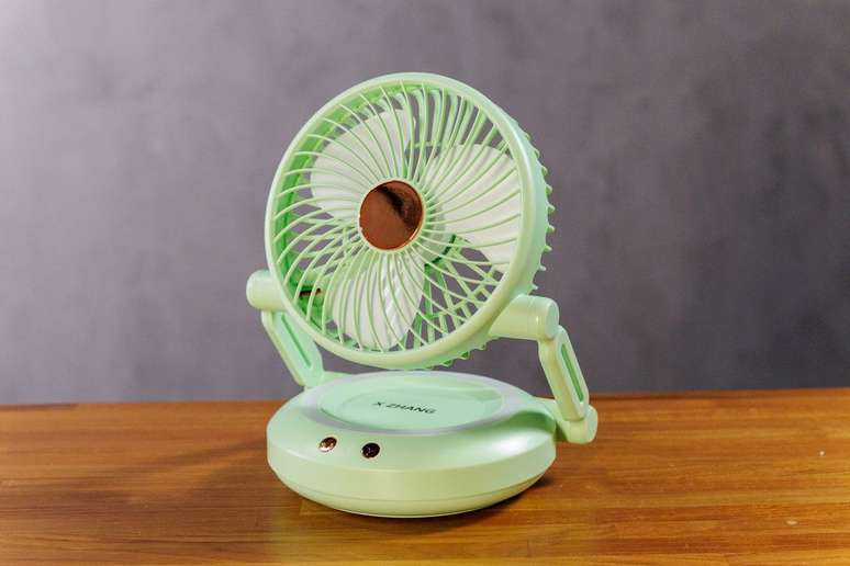 This mini rotating fan has three power modes (Image: Ivo Meneghel Jr/Canaltech) This mini rotating fan has three power modes (Image: Ivo Meneghel Jr/Canaltech)