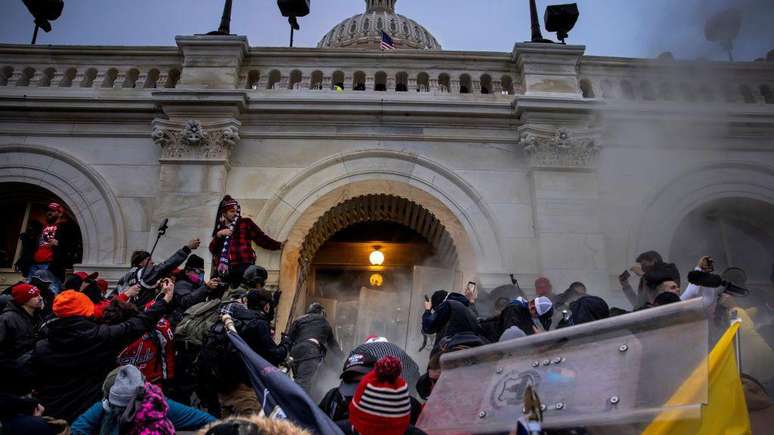 Em 6 de janeiro de 2021, manifestantes pró-Trump invadiram violentamente o Capitólio, alegando fraude eleitoral