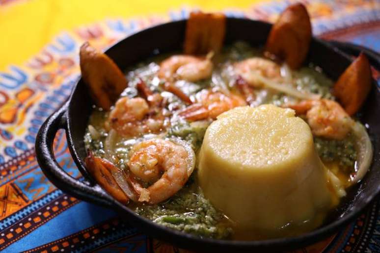 O prato Zumbadadea, com camar&atilde;o, espinafre e banana da terra, foi criado em homenagem a Andrea, mulher do chef Sam. FOTO ALEX SILVA/ESTADAO