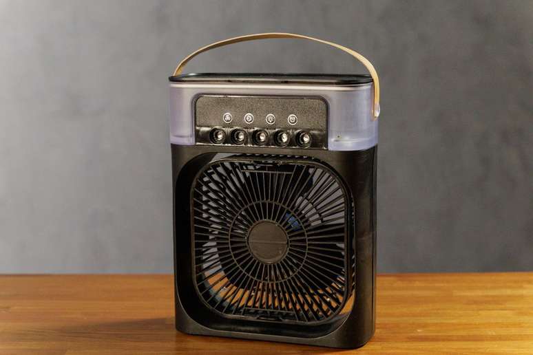In addition to ventilating, this mini fan humidifies the air (Image: Ivo Meneghel Jr/Canaltech) In addition to ventilating, this mini fan humidifies the air (Image: Ivo Meneghel Jr/Canaltech)