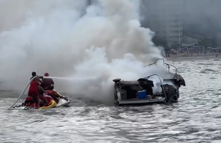 Embarcação pega fogo em mar de Balneário Camboriú