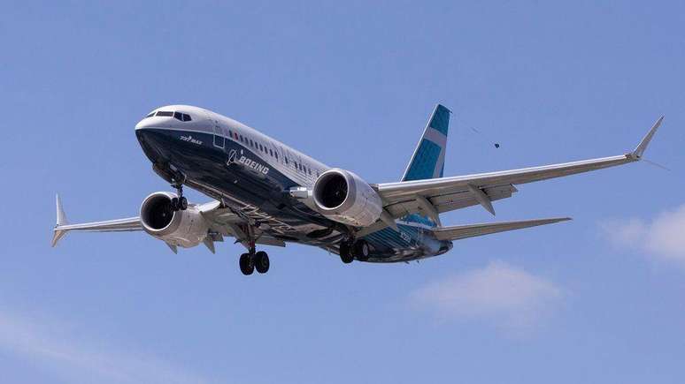 Agência reguladora de aviação dos Estados Unidos suspendeu temporariamente voos de 171 Boeing 737 Max 9 após avião da Alaska Airlines perder parte da fuselagem em pleno voo