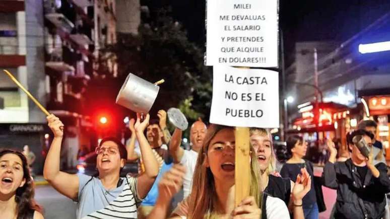 Pessoas protestam batendo panelas na Argentina