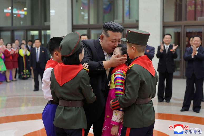 Críticos dizem que estilo de vida do líder norte-coreano está em desacordo com sua persona pública