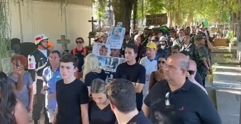 Corpo de Zagallo é enterrado no Rio; ex-jogador é homenageado por exército 