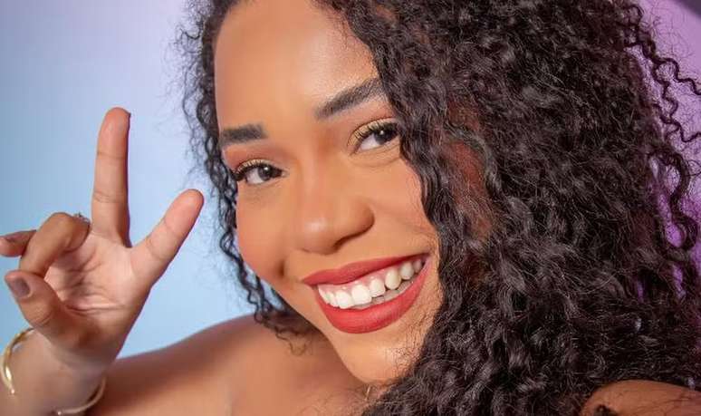 A mineira Thalyta Alves nasceu em Belo Horizonte e mora em Contagem. Ela é formada em Direito e trabalha como advogada em contratos. Aos 26 anos, ela diz que representa as duas maiores classes do Brasil: a dos pobres e dos fofoqueiros.