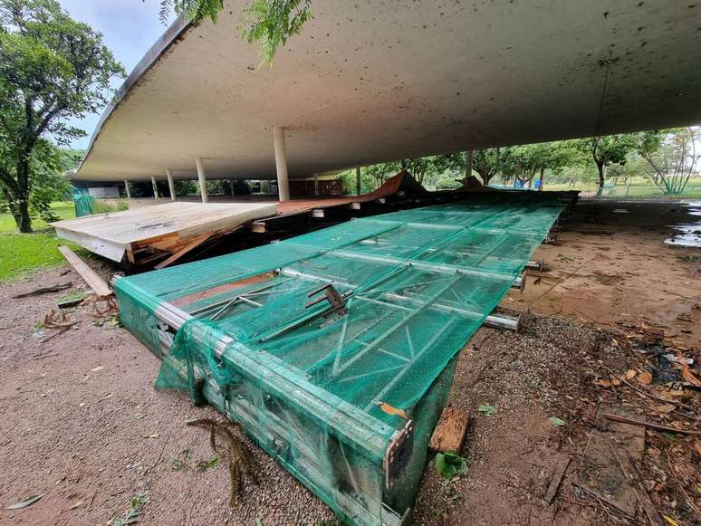 Estrutura metálica de manutenção da marquise do Parque Ibirapuera caiu e deixou quatro pessoas feridas.