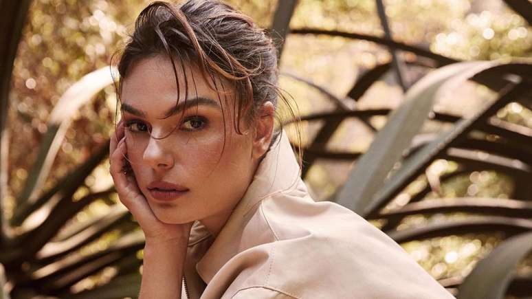 Isis Valverde opens the travel photo album with her boyfriend