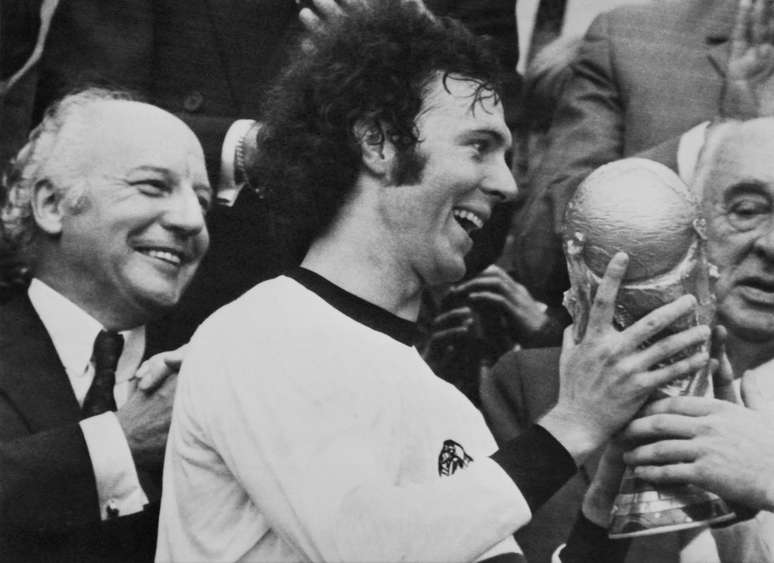 Franz Beckenbauer com a ta&ccedil;a da Copa do Mundo de 1974 &ndash; 