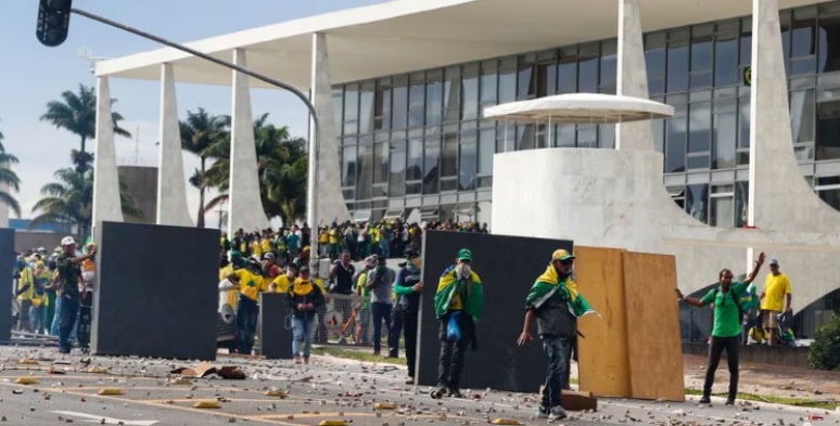 Radicais invadirem as sedes dos três Poderes em Brasilia-DF
