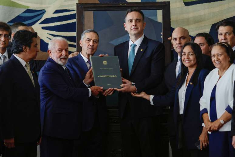 Autoridades posam para foto com exemplar da Constituição