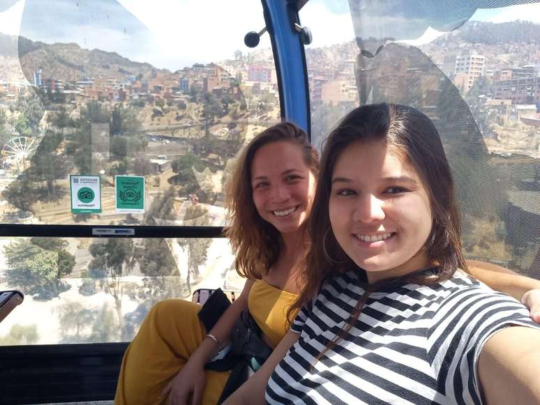 A brasileira Yasmin Bitencourt (D) usou o telef&eacute;rico para visitar os principais pontos tur&iacute;sticos