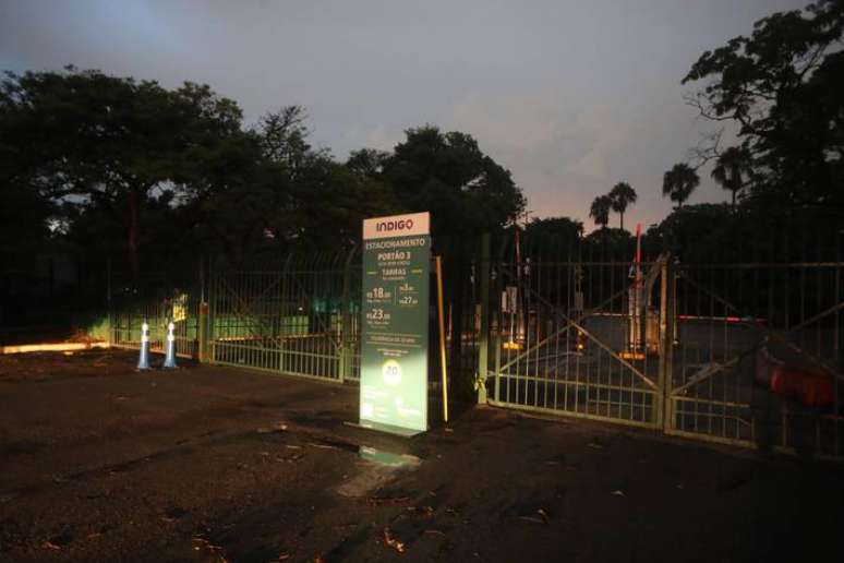 Portões do Ibirapuera foram fechados após quedas de árvores e de estrutura metálica instalada para manutenção da marquise do parque.