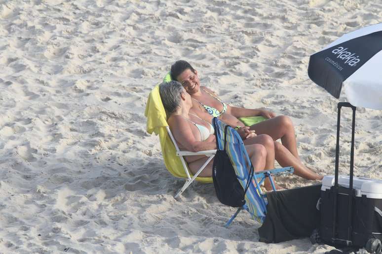 Claudia Rodrigues e Adriane Bonato em dia de praia no Rio de Janeiro