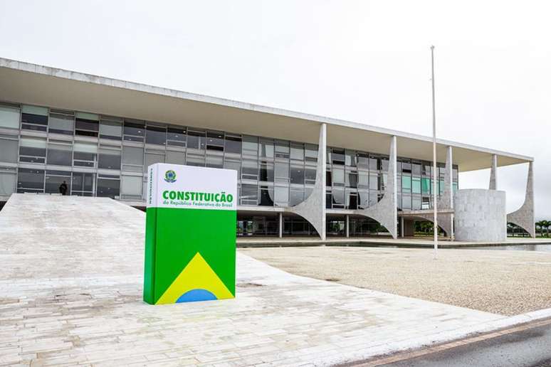 Réplicas da Constituição em frente às sedes dos Três Poderes, simbolizando o papel da carta Magna na defesa da Democracia. Na foto, réplica da Constituição na rampa do Palácio do Planalto