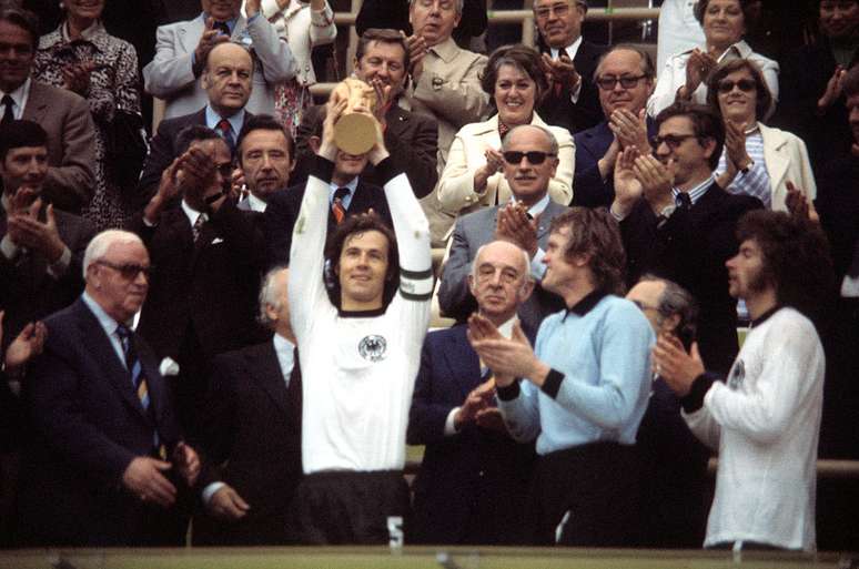 Beckenbauer ergue a taça da Copa 