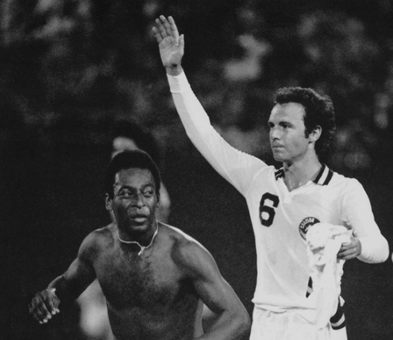 Dois dias após Zagallo, morre a lenda do futebol Franz Beckenbauer; na imagem, Beckenbauer disputa partida com Pelé