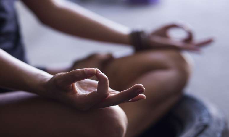 É preciso esvaziar a mente? O que não te contaram sobre meditação