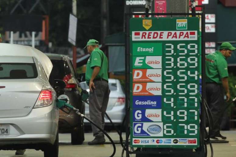 Preço da gasolina cai 0,35% na primeira semana do ano; diesel sobe