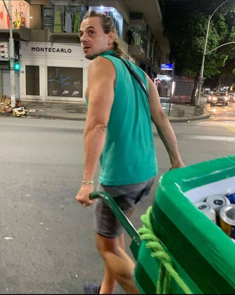 Daniel Erthal carrega seu carrinho de cerveja pelas ruas de Copacabana