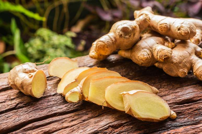 O gengibre é um alimento que ajuda no sistema digestivo e possui compostos que podem proteger o fígado 