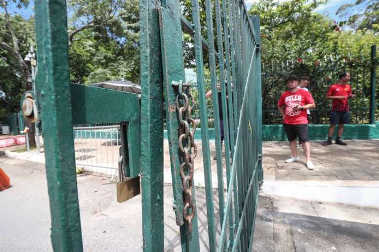 Os port&otilde;es do Parque do Ibirapuera amanheceram fechados, ap&oacute;s estrutura met&aacute;lica da marquise cair e deixar feridos.