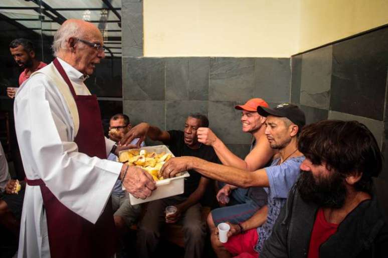 Padre Júlio Lancellotti tem histórico de militância em favor de pessoas em situação de rua, mas é acusado de supostamente fazer parte de uma 'máfia da miséria' que 'explora os dependentes químicos'