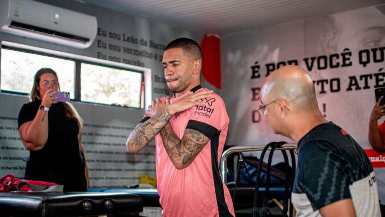 O novo jogador do Vitória se apresentou no CT do clube para realizar exames médicos e físicos.