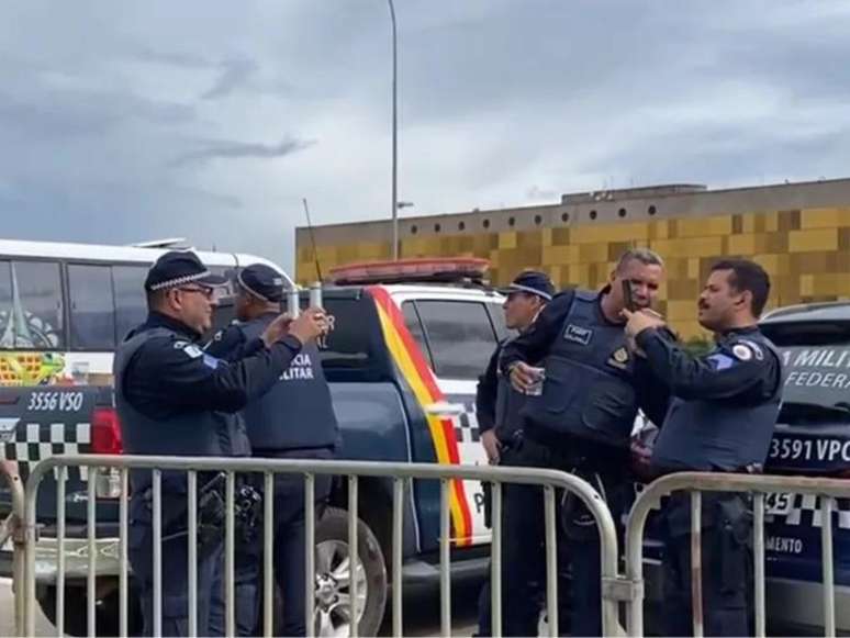 Imagem mostra policiais militares de Brasília tirando selfie durante os ataques de 8 de janeiro.