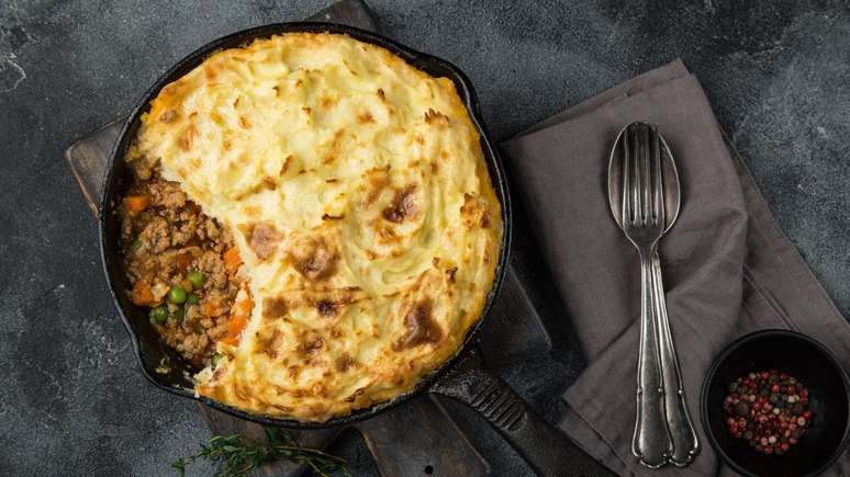 Torta salgada de pão de forma com carne – Foto: Shutterstock