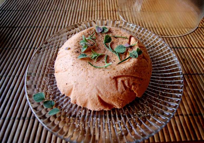 Aprenda o passo a passo do preparo de um delicioso queijo cheddar vegano /