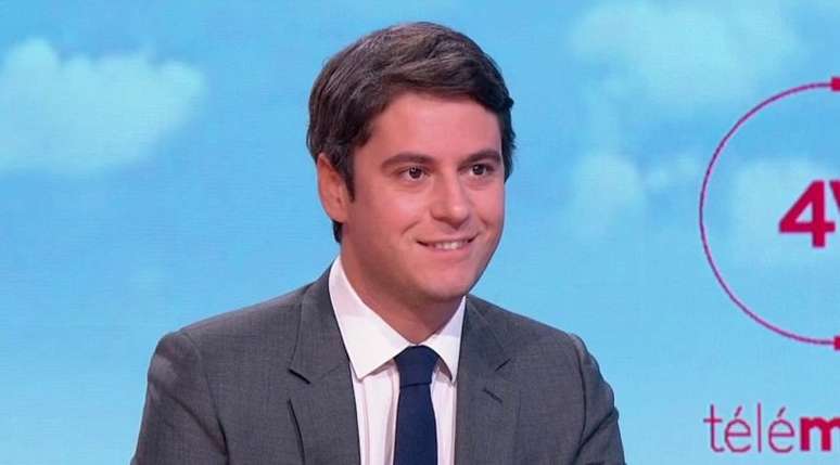 O novo primeiro-ministro Gabriel Attal em programa de TV: a renovação do charme da política francesa